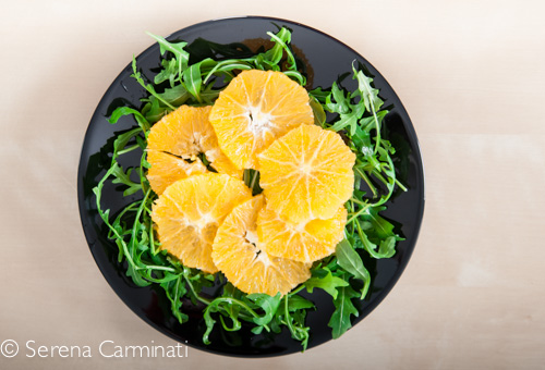 Step 3. Arrange the rocket (or arugula),the oranges and the salmon on the plate.