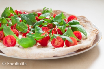 Pizza with tomatoes, rocket and parmesan (front view 3)