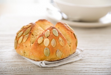 Chickpea flour bread with pumpkin seeds (pane di farina di ceci con semi di zucca)